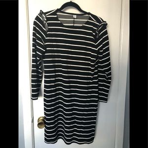 Old Navy Never worn Stretchy Dress with ruffles on the shoulders